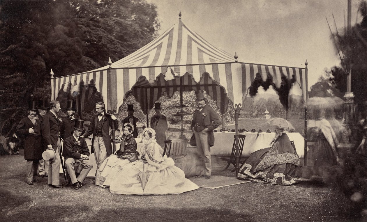 Grupo de personas bien vestidas frente a una tienda al aire libre de Camille Silvy
