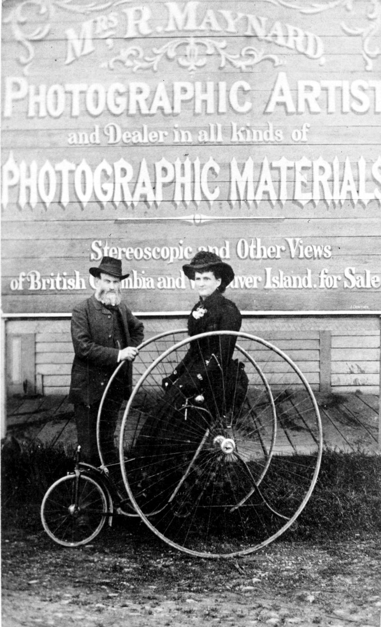 Richard y Hannah Maynard fuera del estudio de la Sra. Maynard, 1880s de Canadian Photographer