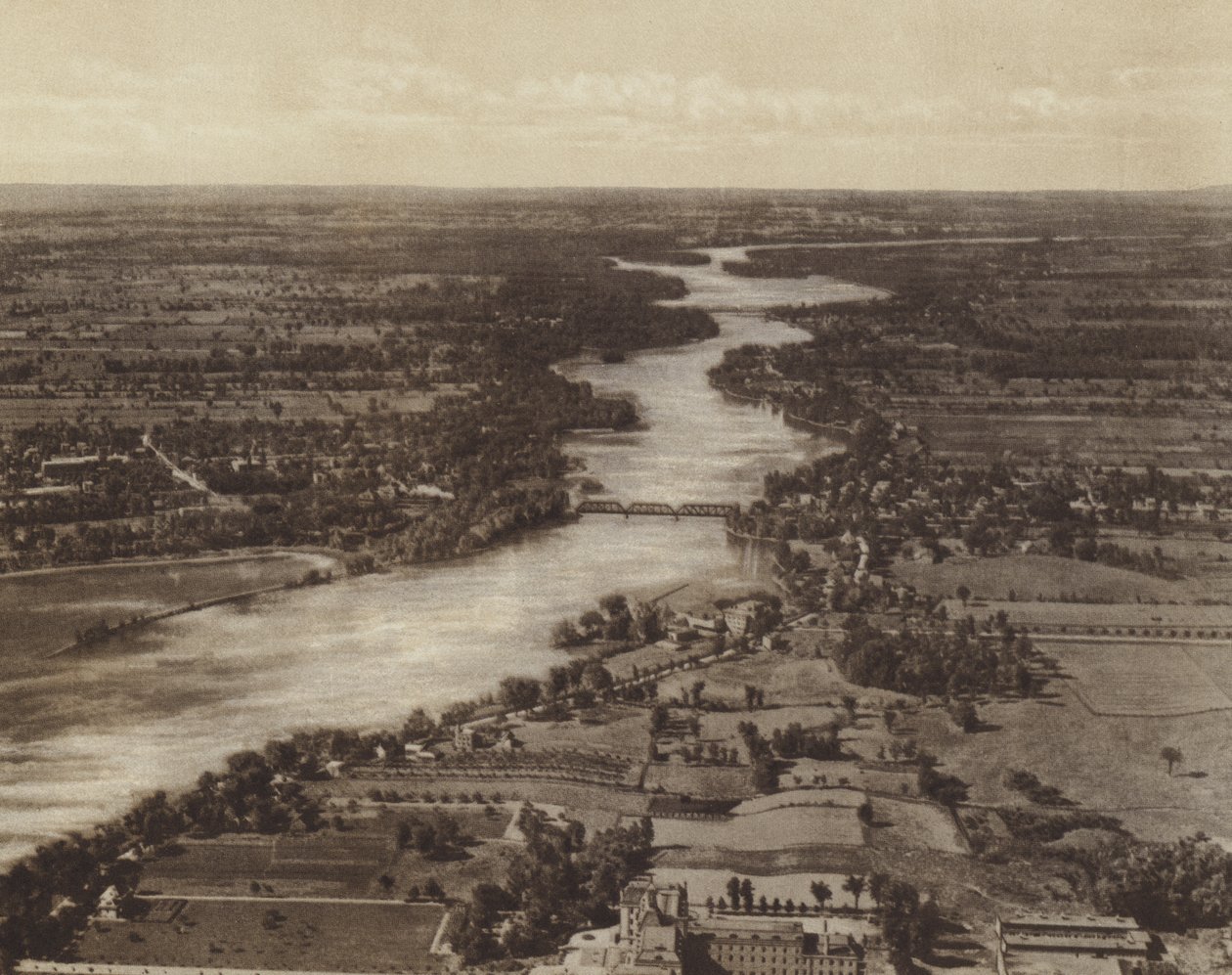 Riviere Des Prairies, al fondo de la isla de Montreal (foto b/n) de Canadian Photographer