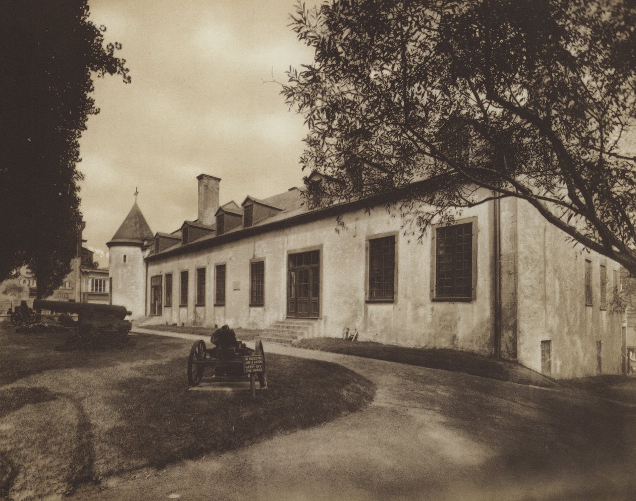 El castillo de Ramezay, construido en 1705 (foto b/n) de Canadian Photographer