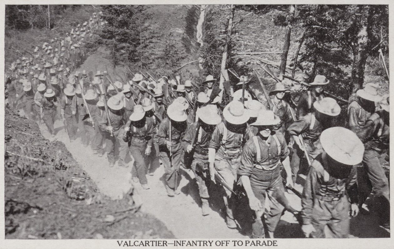 Val Cartier-Infantería desfilando en 1915 (foto en blanco y negro) de Canadian Photographer