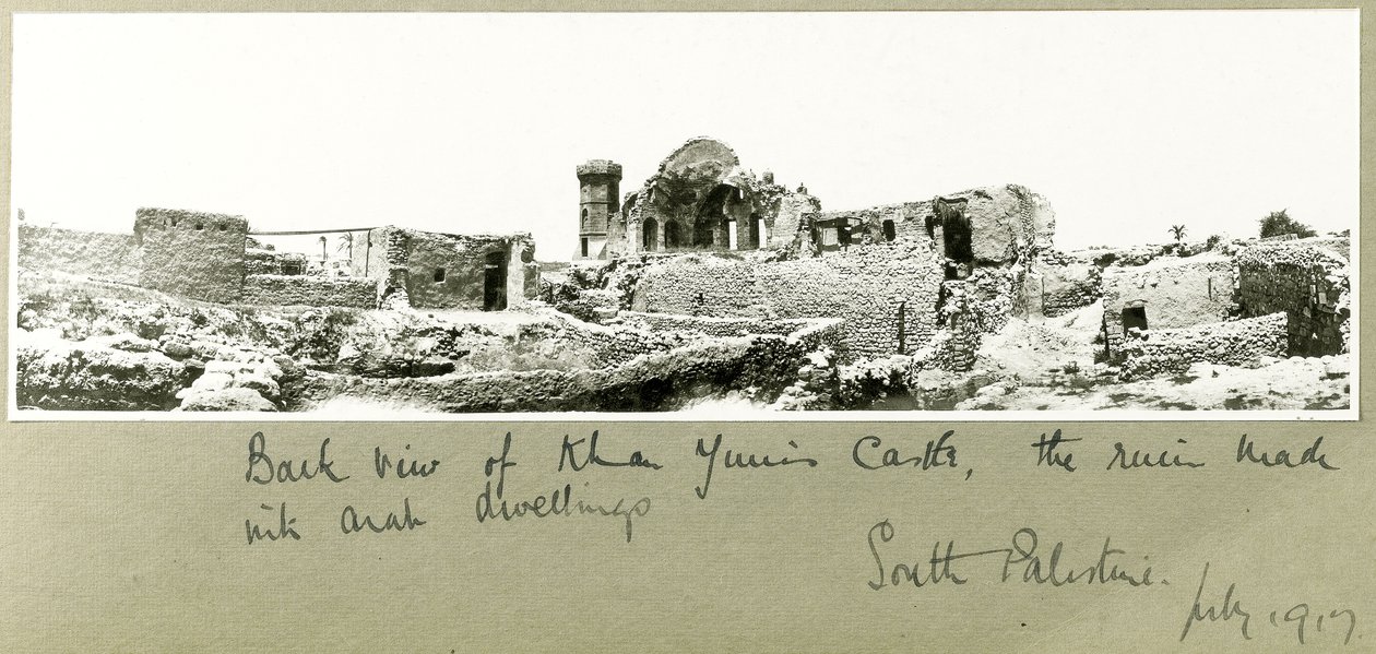 Vista trasera del Castillo de Khan Yunis, Palestina del Sur, julio 1917 de Capt. Arthur Rhodes