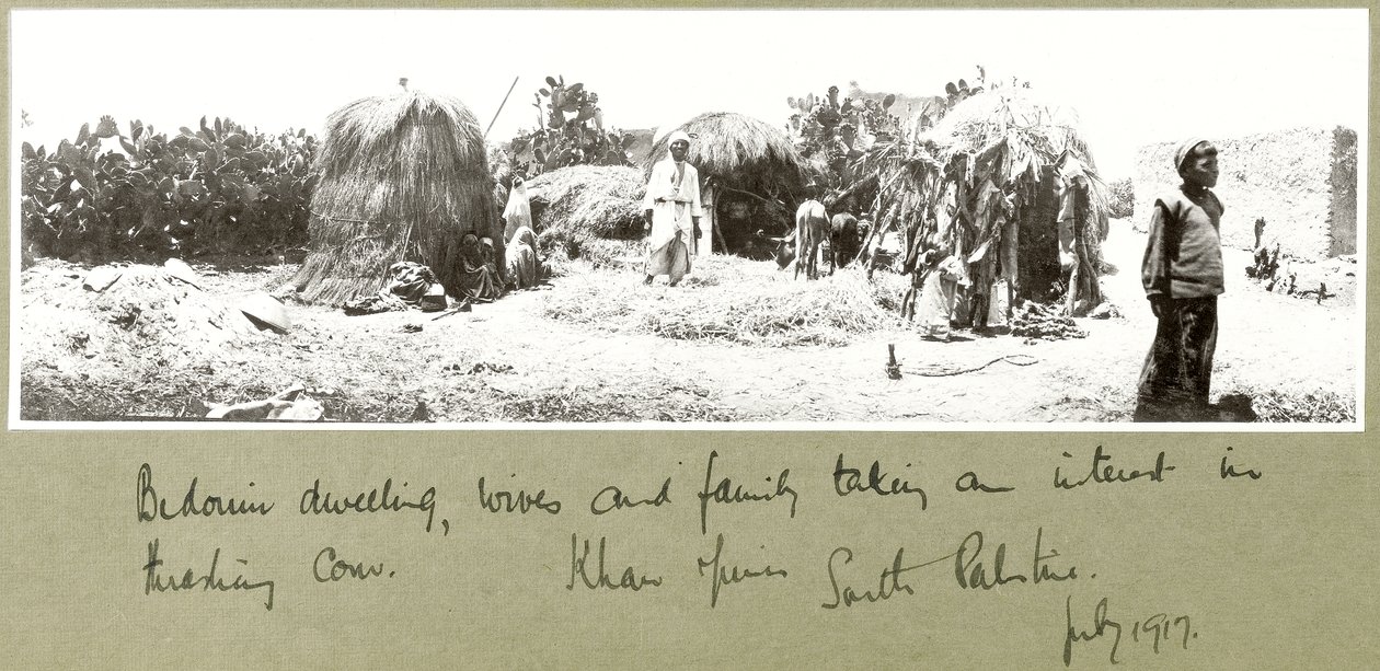 Familia beduina y vivienda, Khan Yunis, julio de 1917 de Capt. Arthur Rhodes