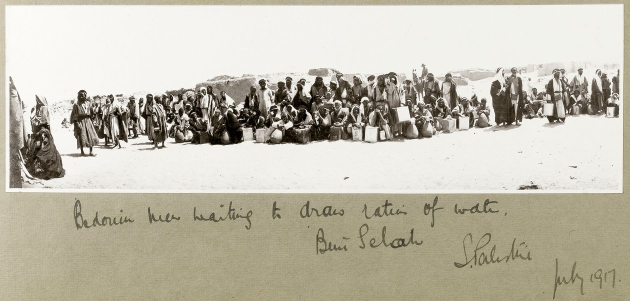 Hombres beduinos esperando para recibir su ración de agua, Beni Saleh, julio de 1917 de Capt. Arthur Rhodes