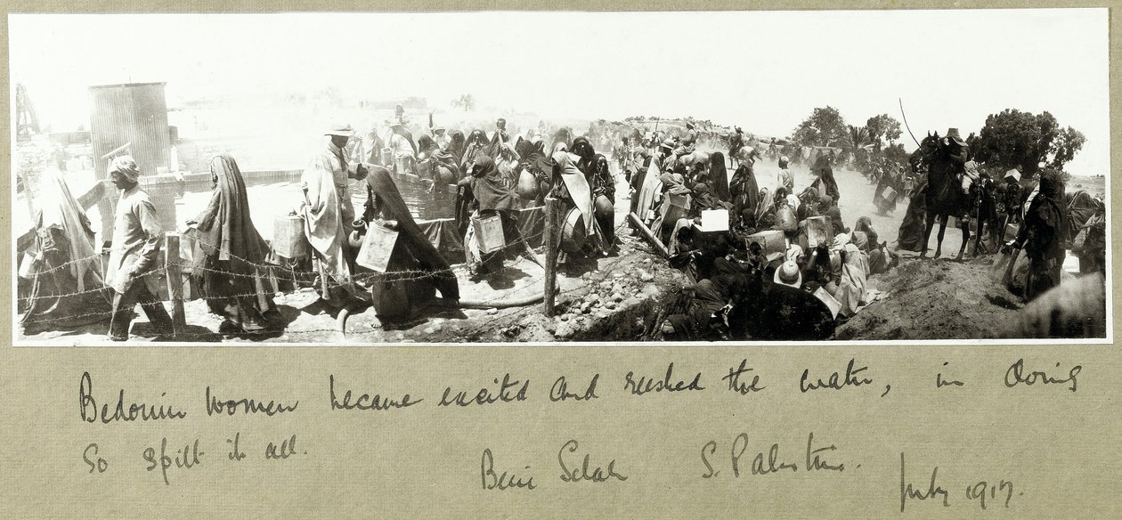 Mujeres beduinas corriendo por su ración de agua, Beni Saleh, julio de 1917 de Capt. Arthur Rhodes