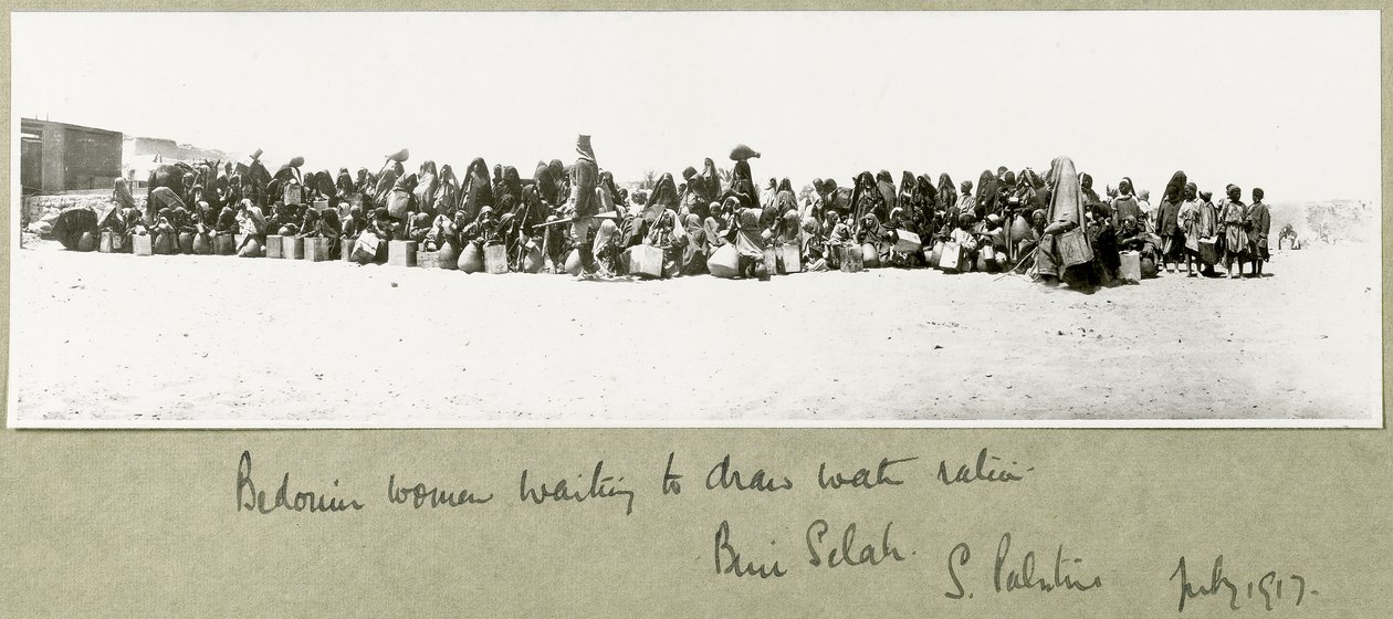 Mujeres beduinas esperando para recoger su ración de agua, Beni Saleh, julio de 1917 de Capt. Arthur Rhodes