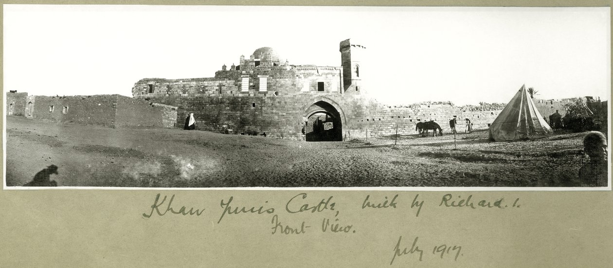 Vista frontal del Castillo de Khan Yunis, construido por Ricardo I, julio 1917 de Capt. Arthur Rhodes