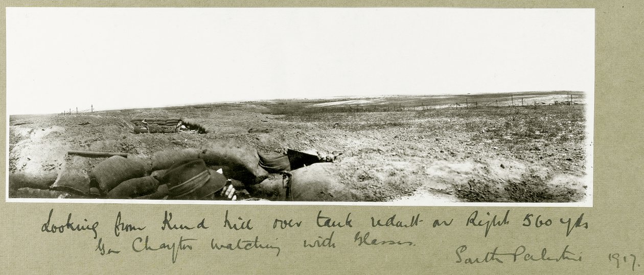 El General Chaytor observando desde las trincheras con binoculares, 1917 de Capt. Arthur Rhodes