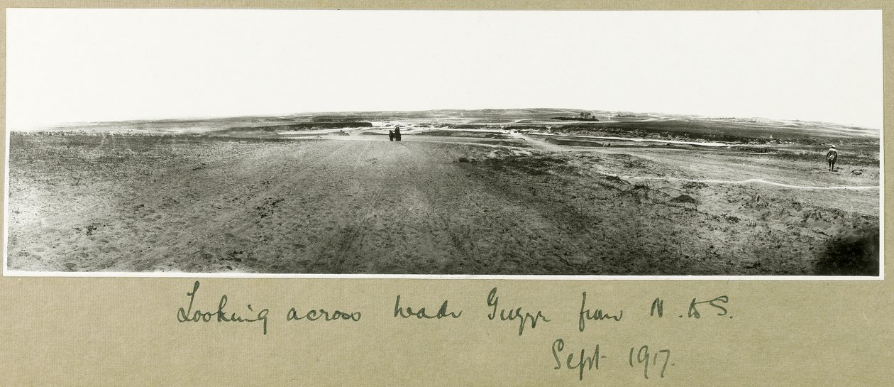 Mirando a través de Wadi Guzzeh de norte a sur, septiembre de 1917 de Capt. Arthur Rhodes