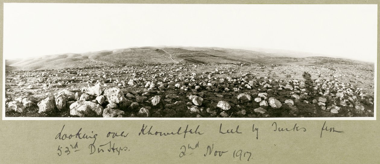 Mirando sobre Khuwelfeh ocupado por los turcos, 2 de noviembre de 1917 de Capt. Arthur Rhodes