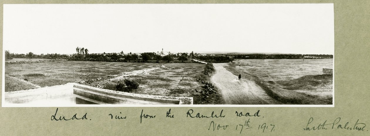 Ludd, vista desde el Camino de Ramleh, 17 de noviembre de 1917 de Capt. Arthur Rhodes