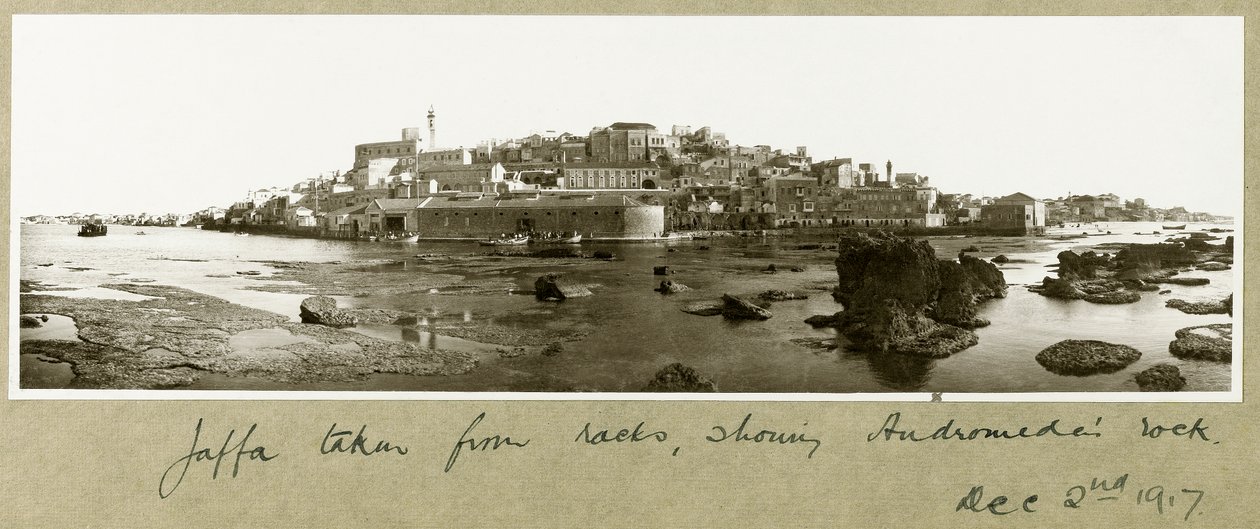 Vieja Jaffa, mostrando la roca de Andrómeda, 2 de diciembre de 1917 de Capt. Arthur Rhodes