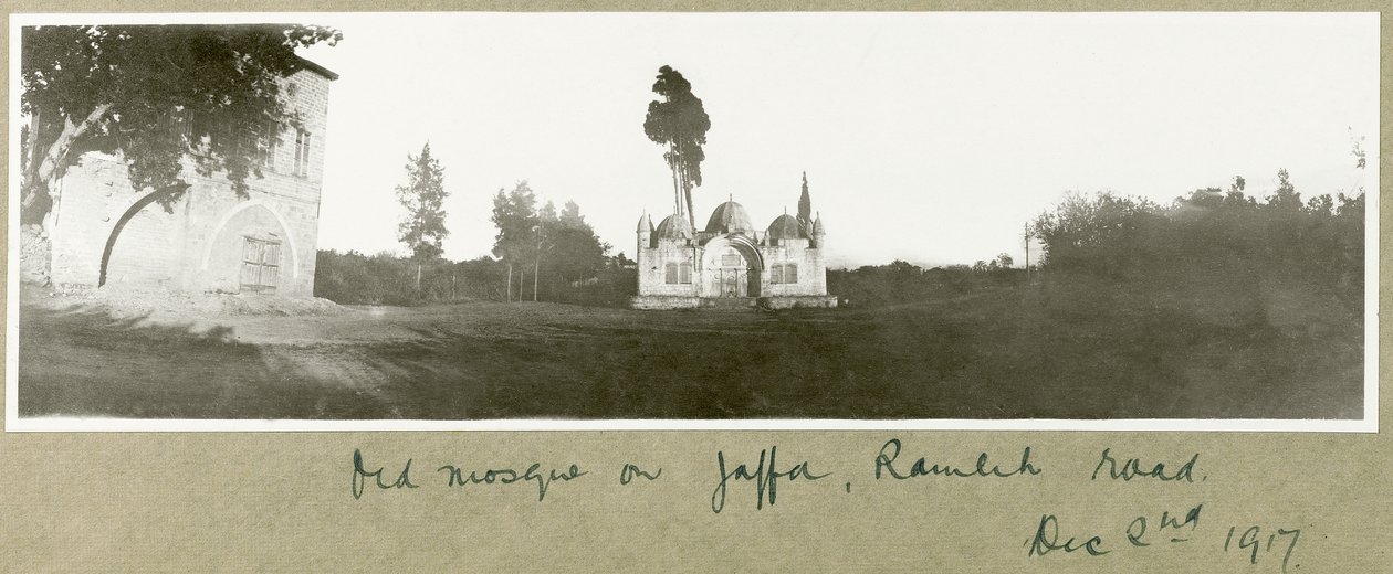 Antigua mezquita en la carretera de Ramleh, Jaffa, 2 de diciembre de 1917 de Capt. Arthur Rhodes