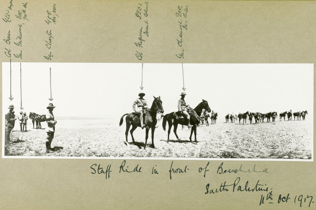 Paseo del personal frente a Beerseba, sur de Palestina, octubre de 1917 de Capt. Arthur Rhodes