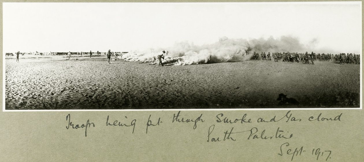 Tropas siendo sometidas a humo y nube de gas, Palestina del Sur, septiembre de 1917 de Capt. Arthur Rhodes