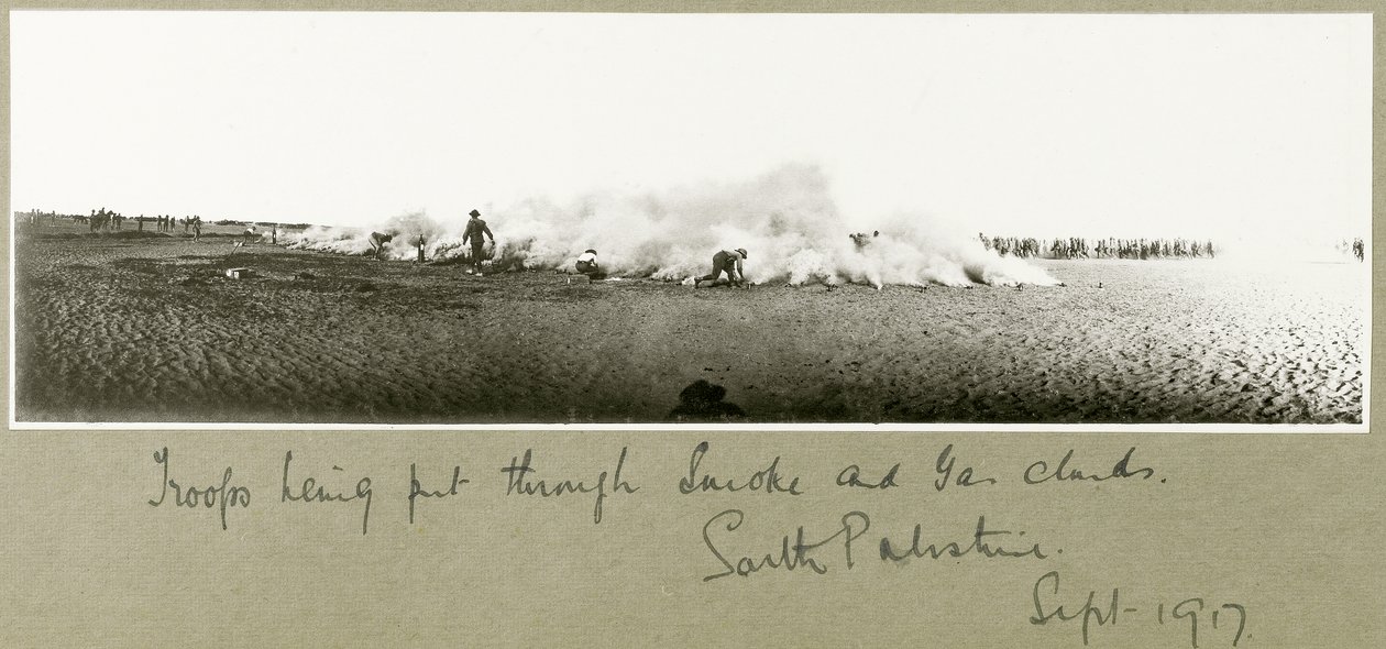 Tropas siendo sometidas a humo y nube de gas, Palestina del Sur, septiembre de 1917 de Capt. Arthur Rhodes