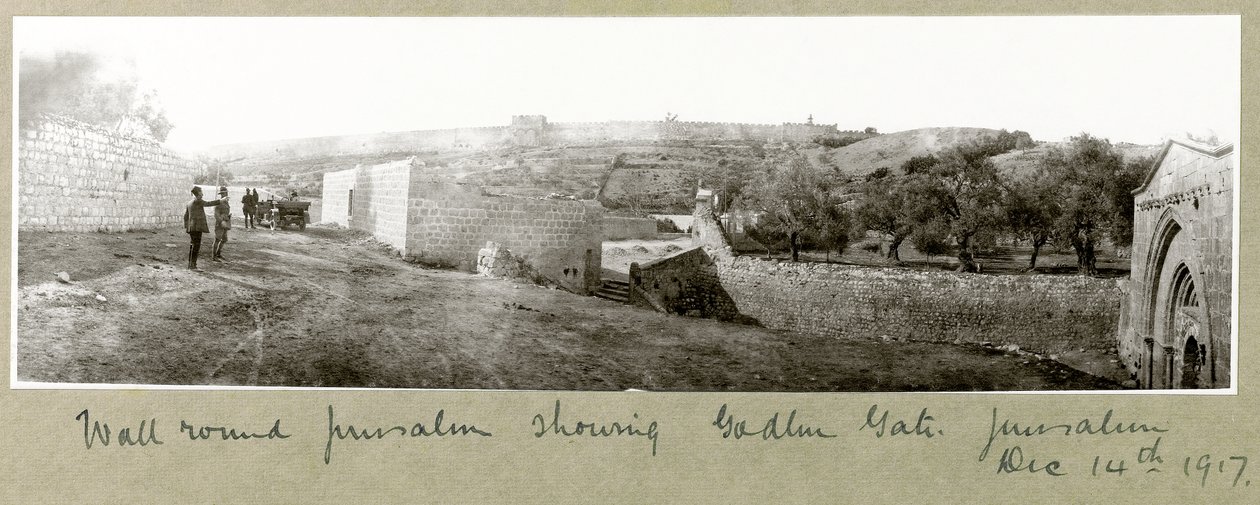 Vista de la muralla alrededor de Jerusalén mostrando la Puerta Dorada, 14 de diciembre de 1917 de Capt. Arthur Rhodes