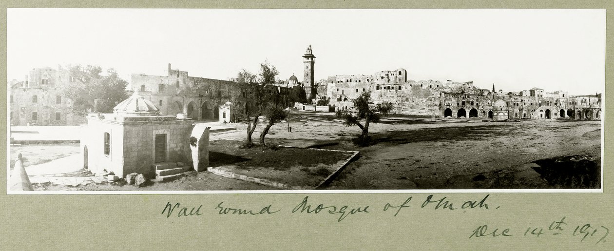 Muro alrededor de la Mezquita de Omah, 14 de diciembre de 1917 de Capt. Arthur Rhodes