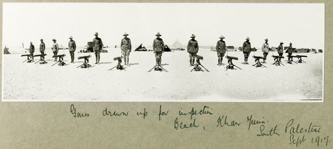 Armas alineadas para inspección en la playa, Khan Yunis, septiembre de 1917 de Capt. Arthur Rhodes