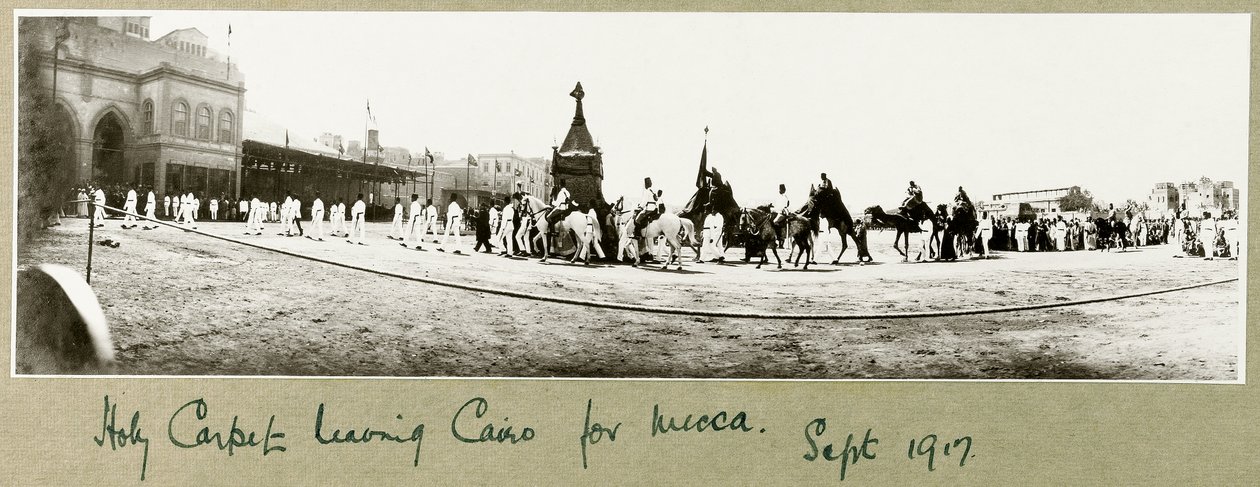 Alfombra Sagrada saliendo de El Cairo hacia La Meca, septiembre de 1917 de Capt. Arthur Rhodes