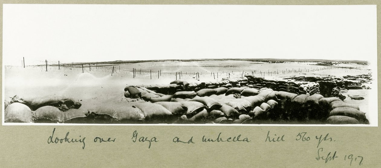 Mirando sobre Gaza y Umbrella Hill, septiembre 1917 de Capt. Arthur Rhodes