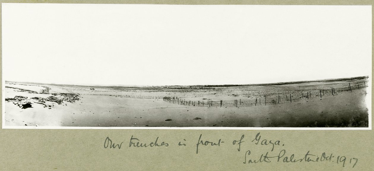 Nuestras trincheras frente a Gaza, octubre de 1917 de Capt. Arthur Rhodes