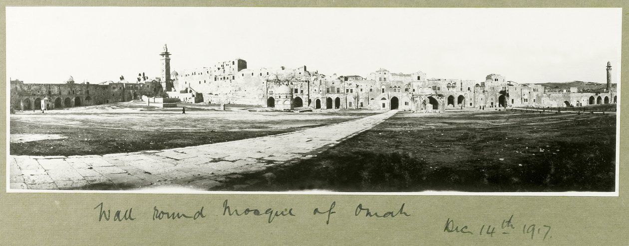 Muro alrededor de la Mezquita de Omah, 14 de diciembre de 1917 de Capt. Arthur Rhodes