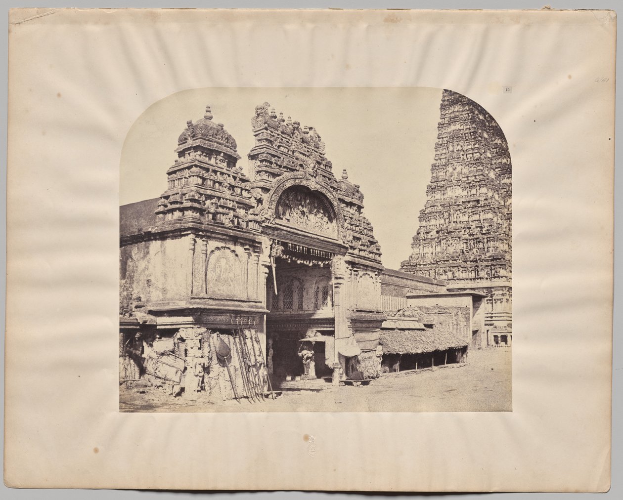 Entrada al Templo Meenakshi Sundareswarar, Madurai de Captain Linnaeus Tripe