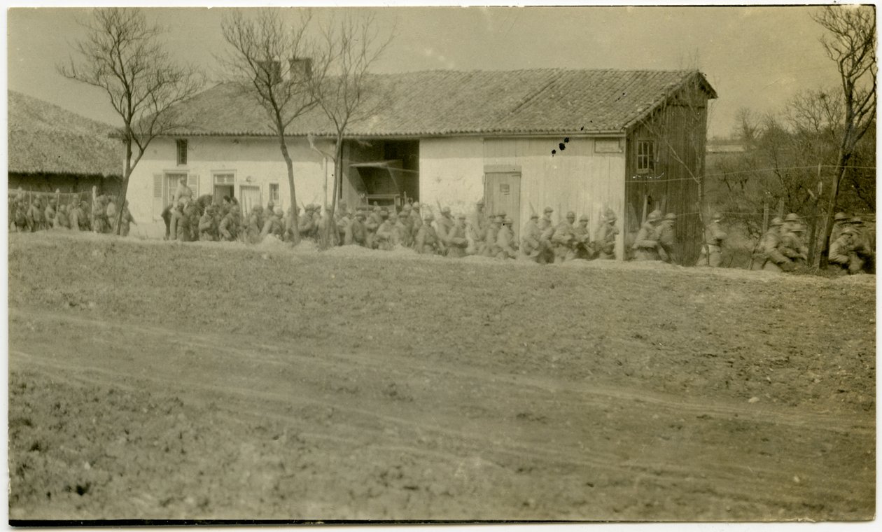 Un grupo de soldados marchando junto a una casa al lado de un camino de tierra de Carl Michel