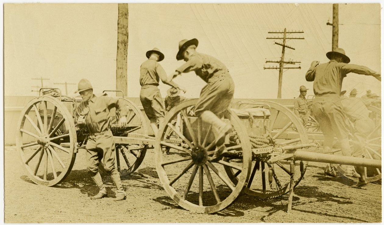 Fotografía horizontal en sepia que muestra a hombres uniformados saltando de un carro abierto con suministros. Se pueden ver torres de líneas eléctricas en el fondo de Carl Michel