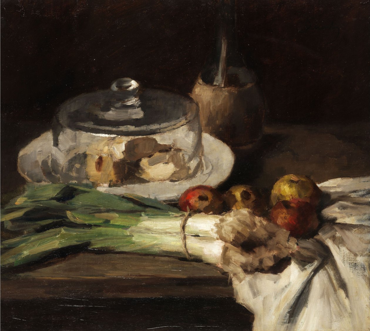 Naturaleza muerta con puerros, manzanas y una bandeja de queso con campana de vidrio de Carl Schuch