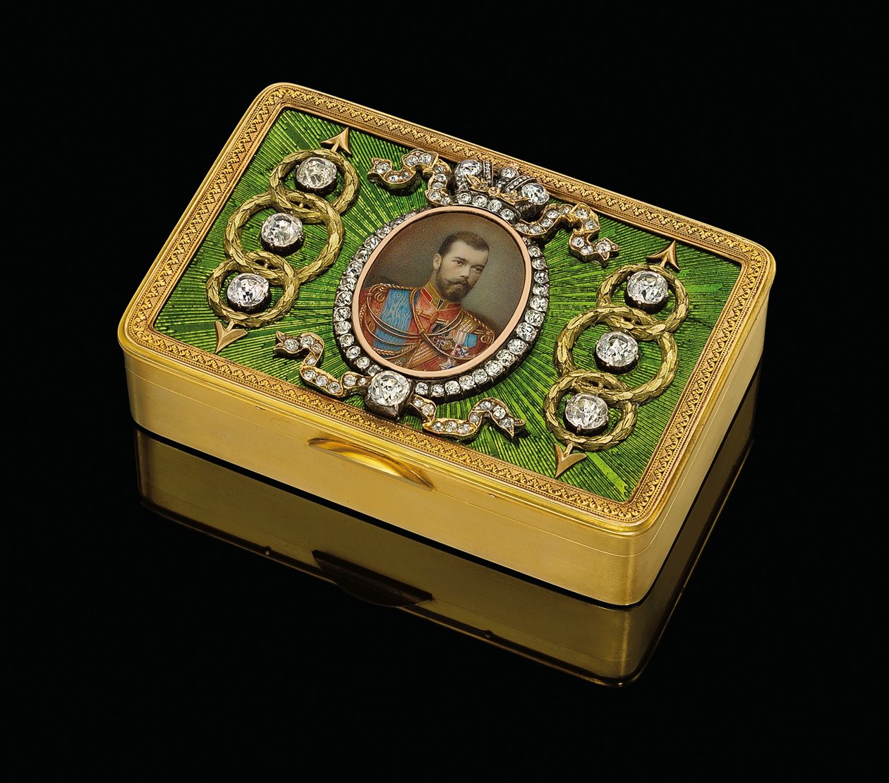 Caja de rapé de presentación imperial, con una miniatura en acuarela sobre marfil del Emperador Nicolás II, c. 1890 de Carl Fabergé