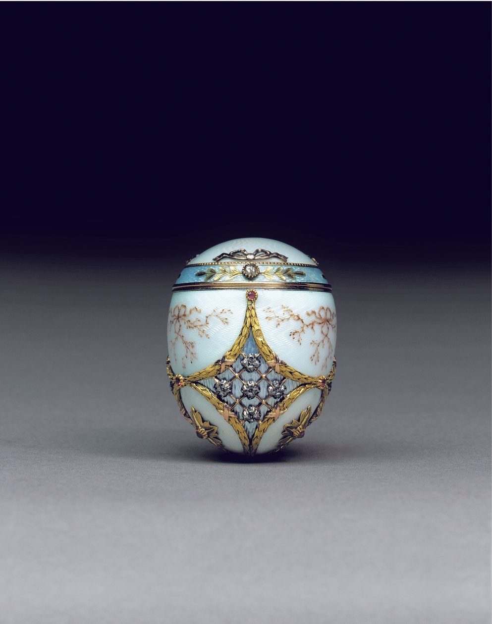 Rara bombonera de huevo bicolor con joyas, 1896-1908 de Carl Fabergé