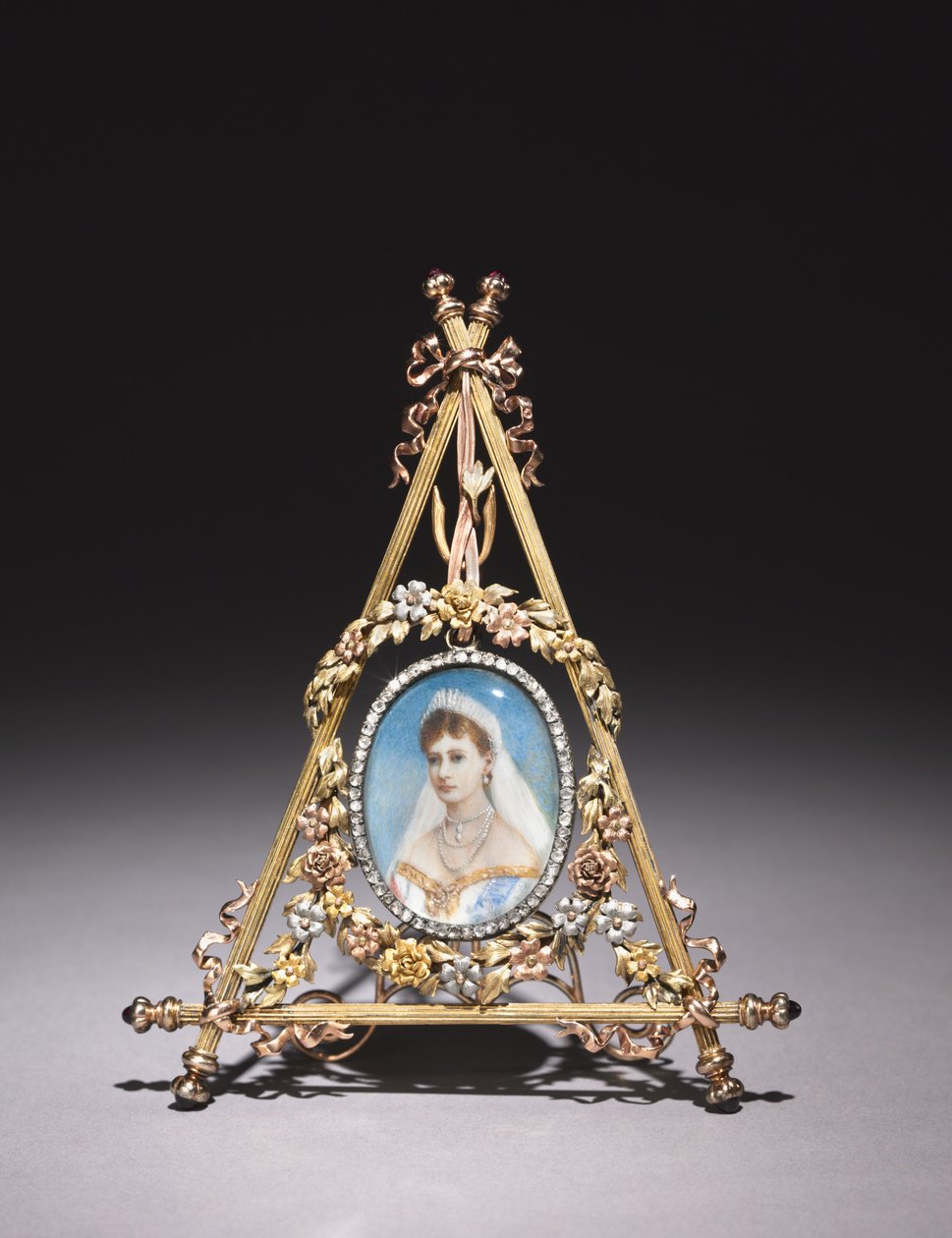 Marco triangular con retrato de la zarina Alexandra Feodorovna, 1896-1908 de Carl Fabergé