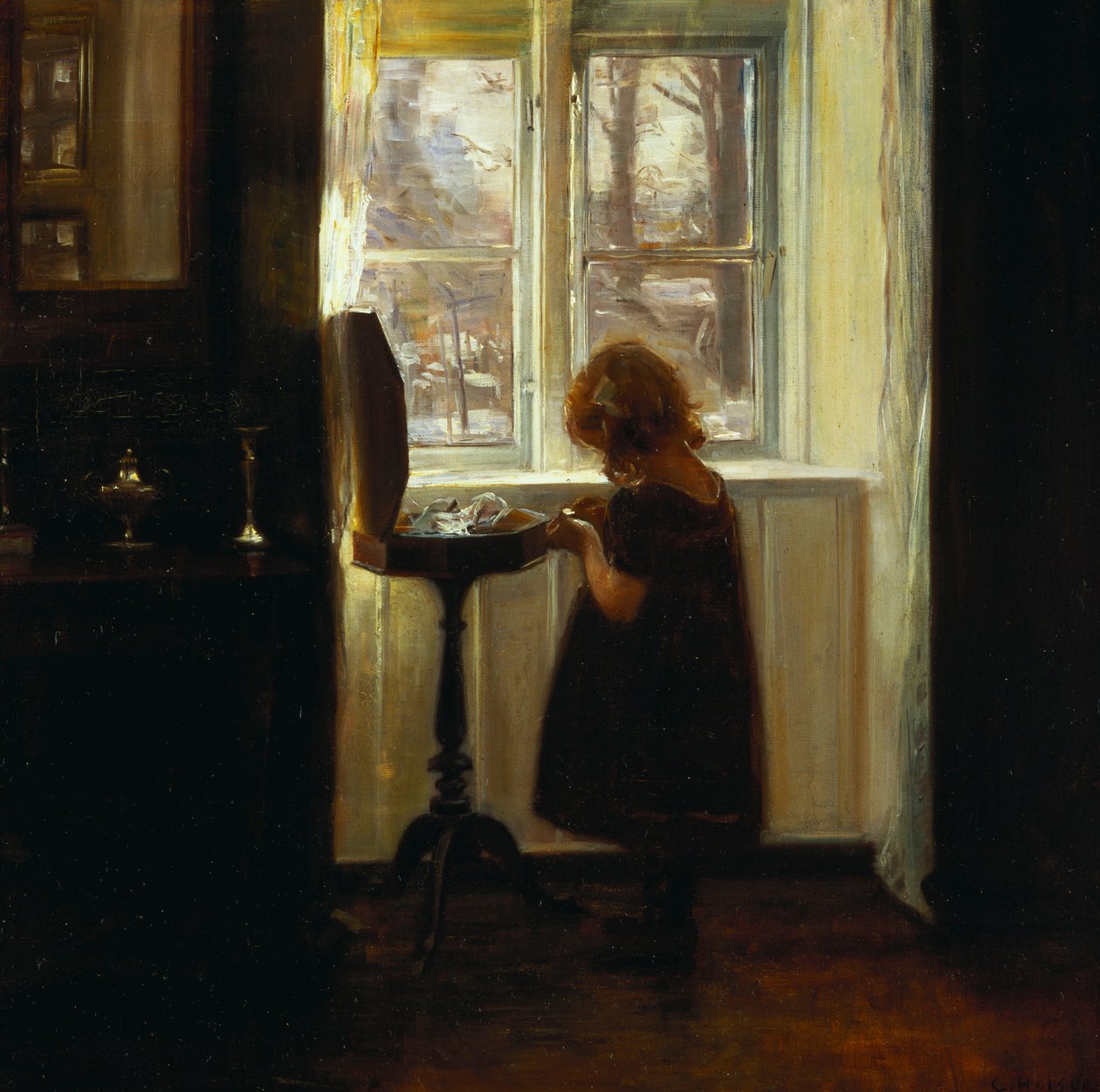 Una niña de pie junto a una mesa de costura de Carl Holsoe