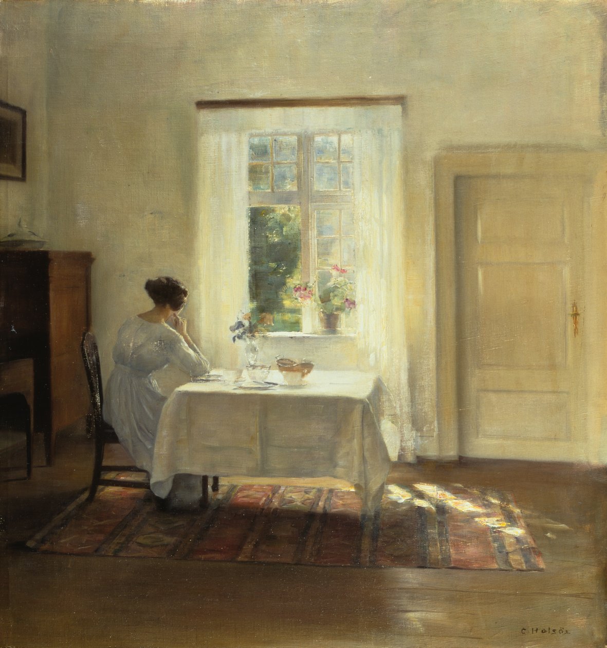 Una mujer sentada en una mesa junto a una ventana de Carl Holsoe
