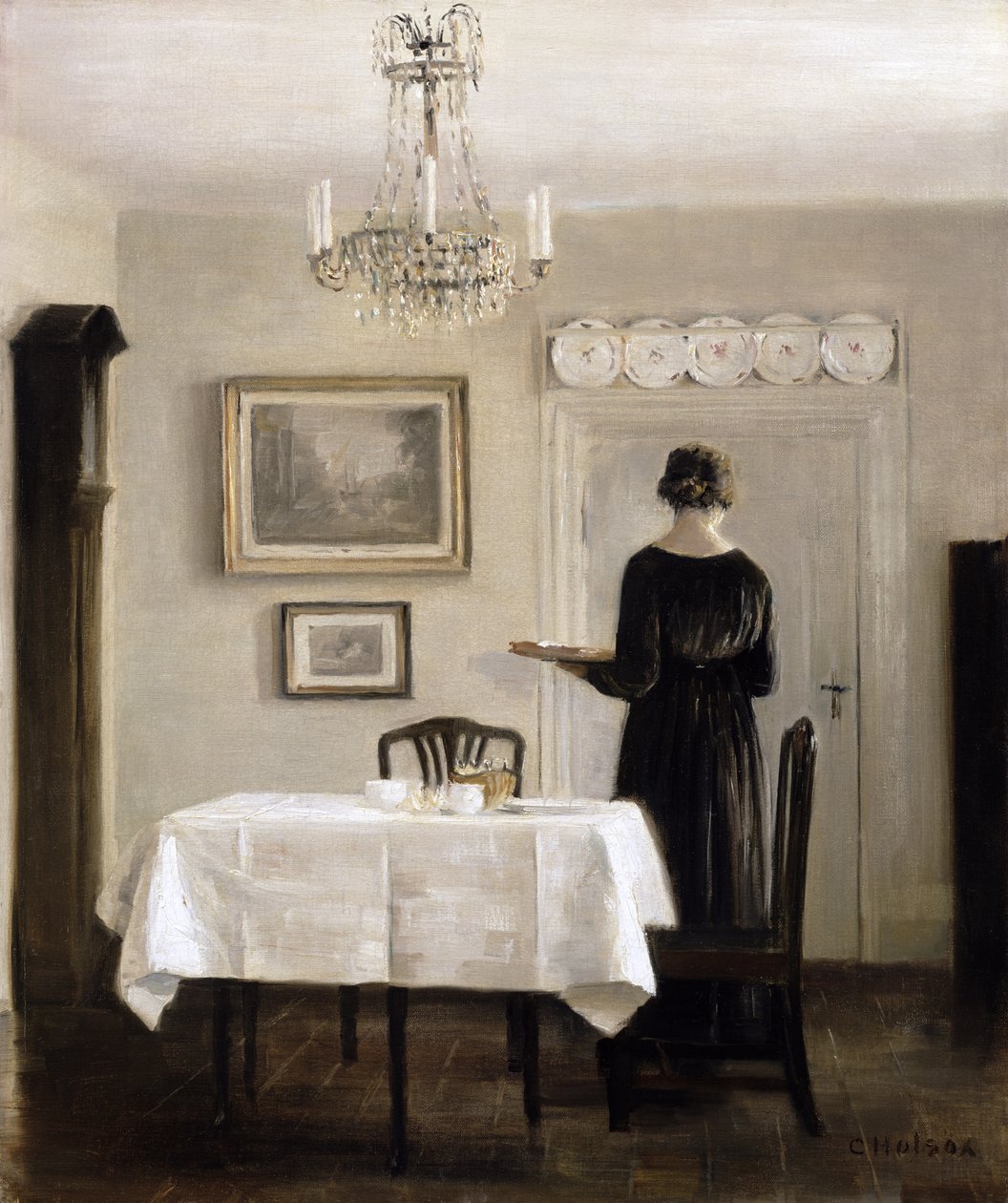 Interior con dama llevando una bandeja, c.1905 de Carl Holsoe