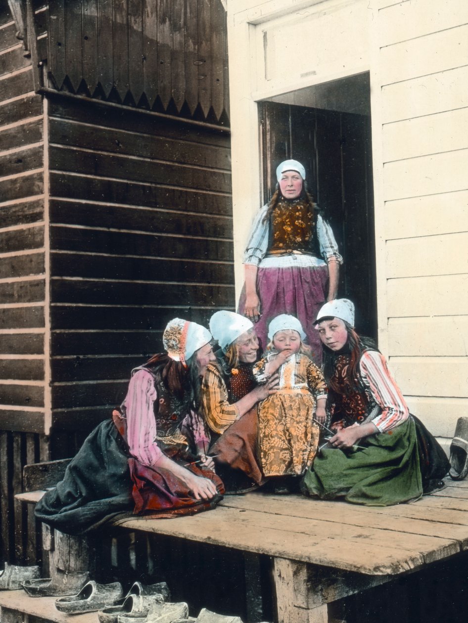 Países Bajos, retrato de una familia holandesa. Una madre orgullosa con sus cuatro hijas. Fecha de la imagen: hacia 1920. Archivo Carl Simon de Carl Simon