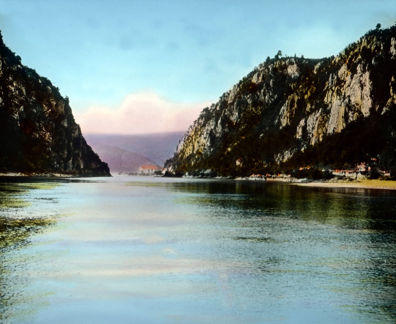 Rumanía, las Puertas de Hierro, un desfiladero en el río Danubio, fecha de la imagen: hacia 1920. Archivo Carl Simon de Carl Simon