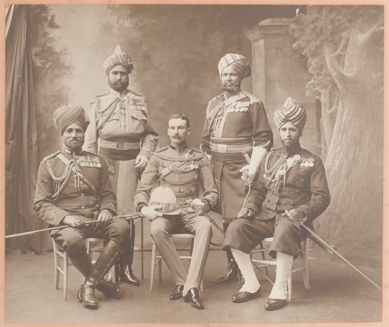 Oficiales de Ordenanza Indios del Rey, 1906 de Carl Vandyk