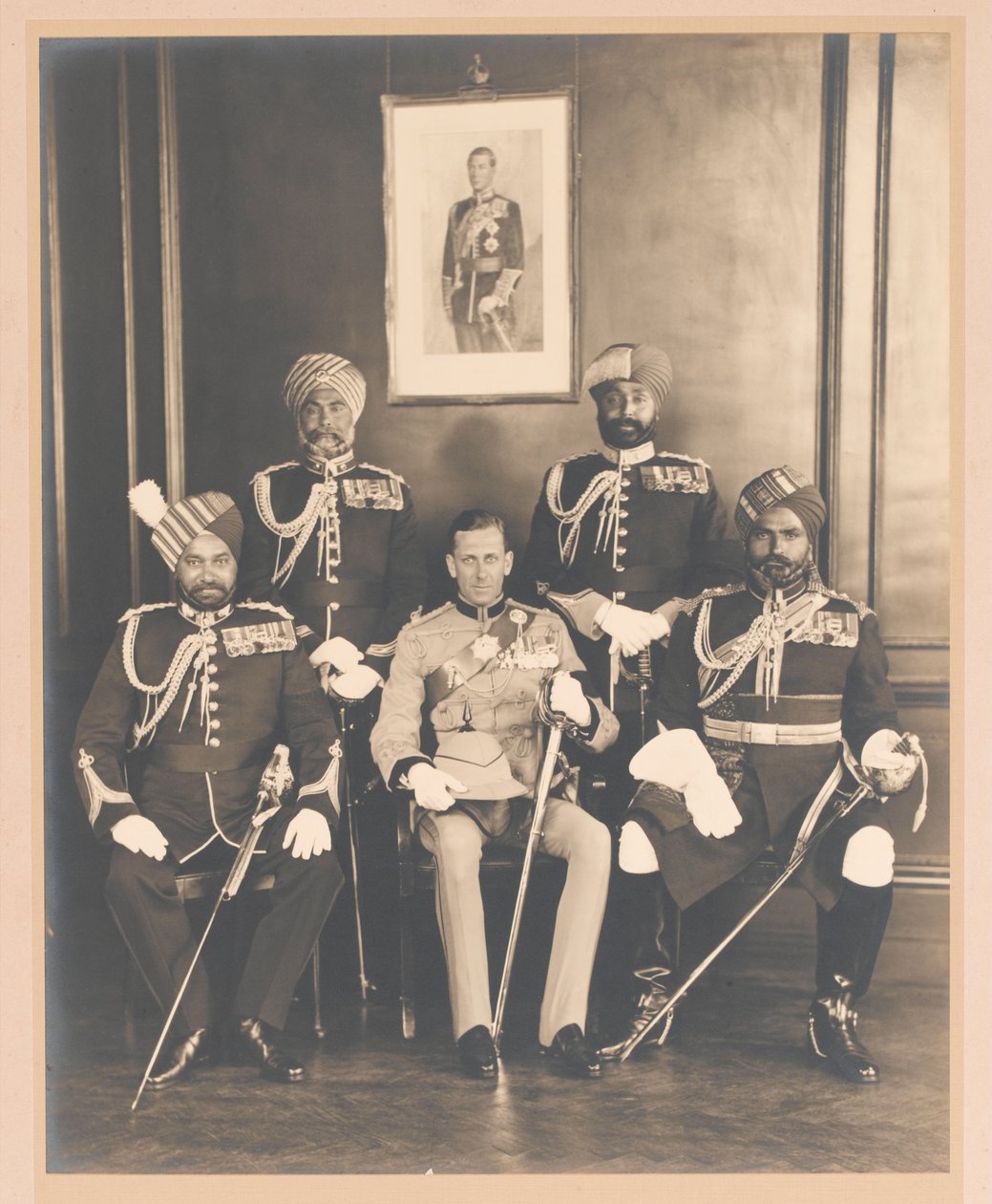 Oficiales Indios del Rey, 1936 de Carl Vandyk