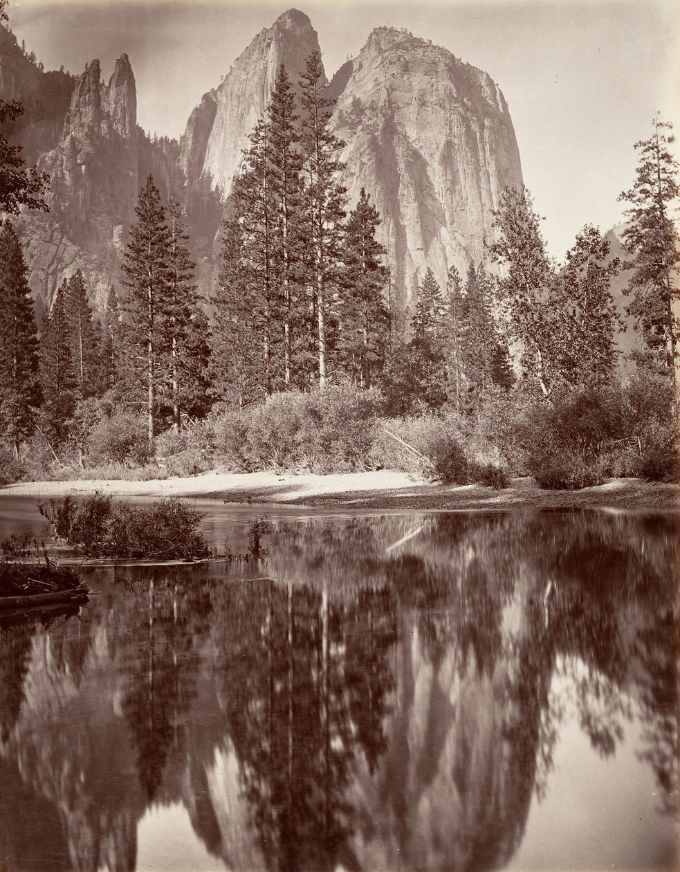 Vista en espejo de las Rocas de la Catedral, Yosemite, ca. 1872, impreso ca. 1876 de Carleton E. Watkins.