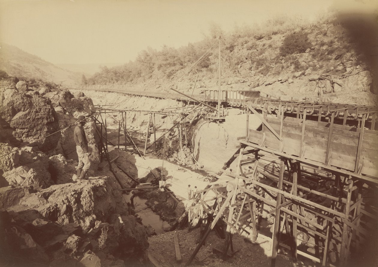 Puesta en ascensor, Golden Feather, Oroville,1891 (foto) de Carleton Emmons Watkins