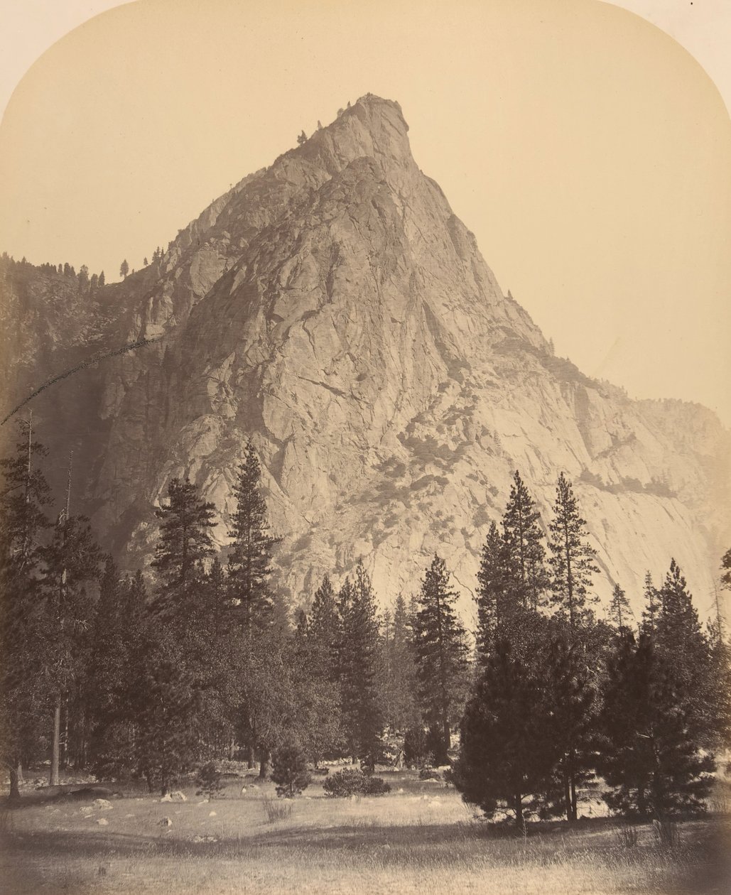 Tres hermanos, vista frontal, 4480 pies de Carleton Emmons Watkins