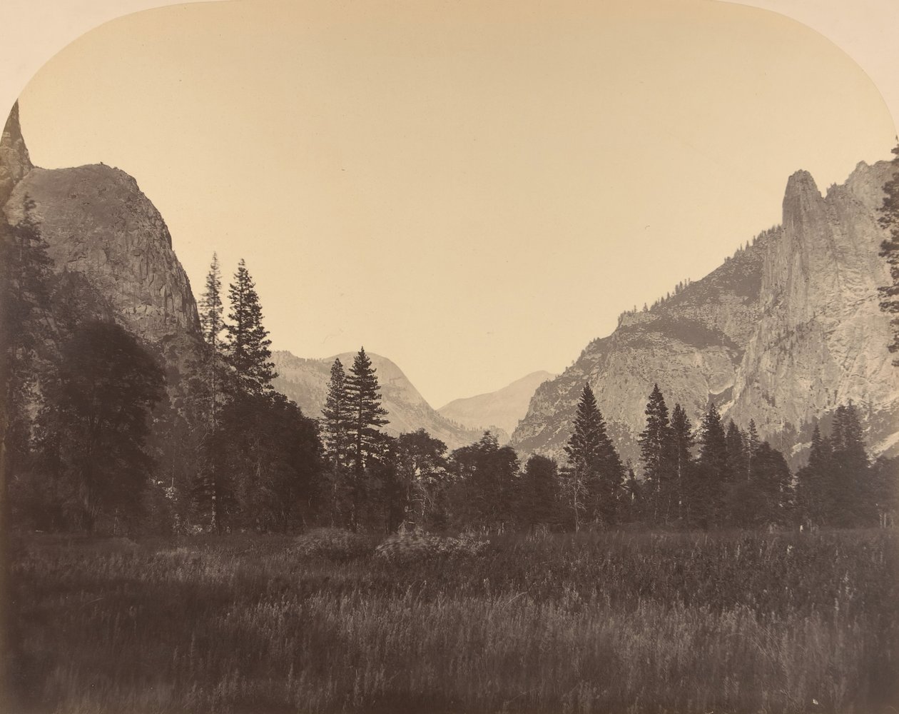 Valle arriba, Cúpula Norte en el centro, Centinela a la izquierda, 1861 de Carleton Emmons Watkins