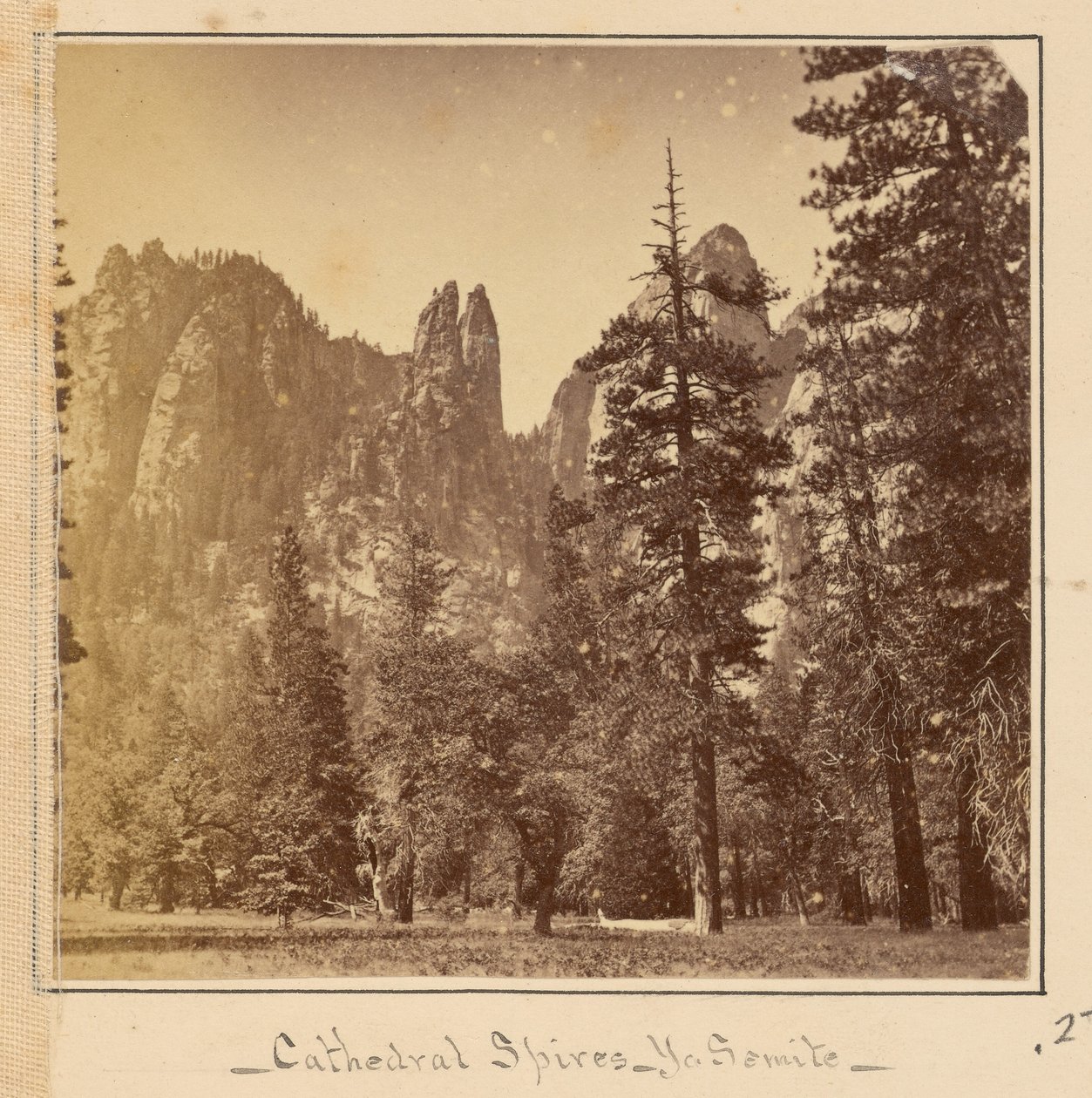 Agujas de la catedral, 2200 pies de Carleton Watkins