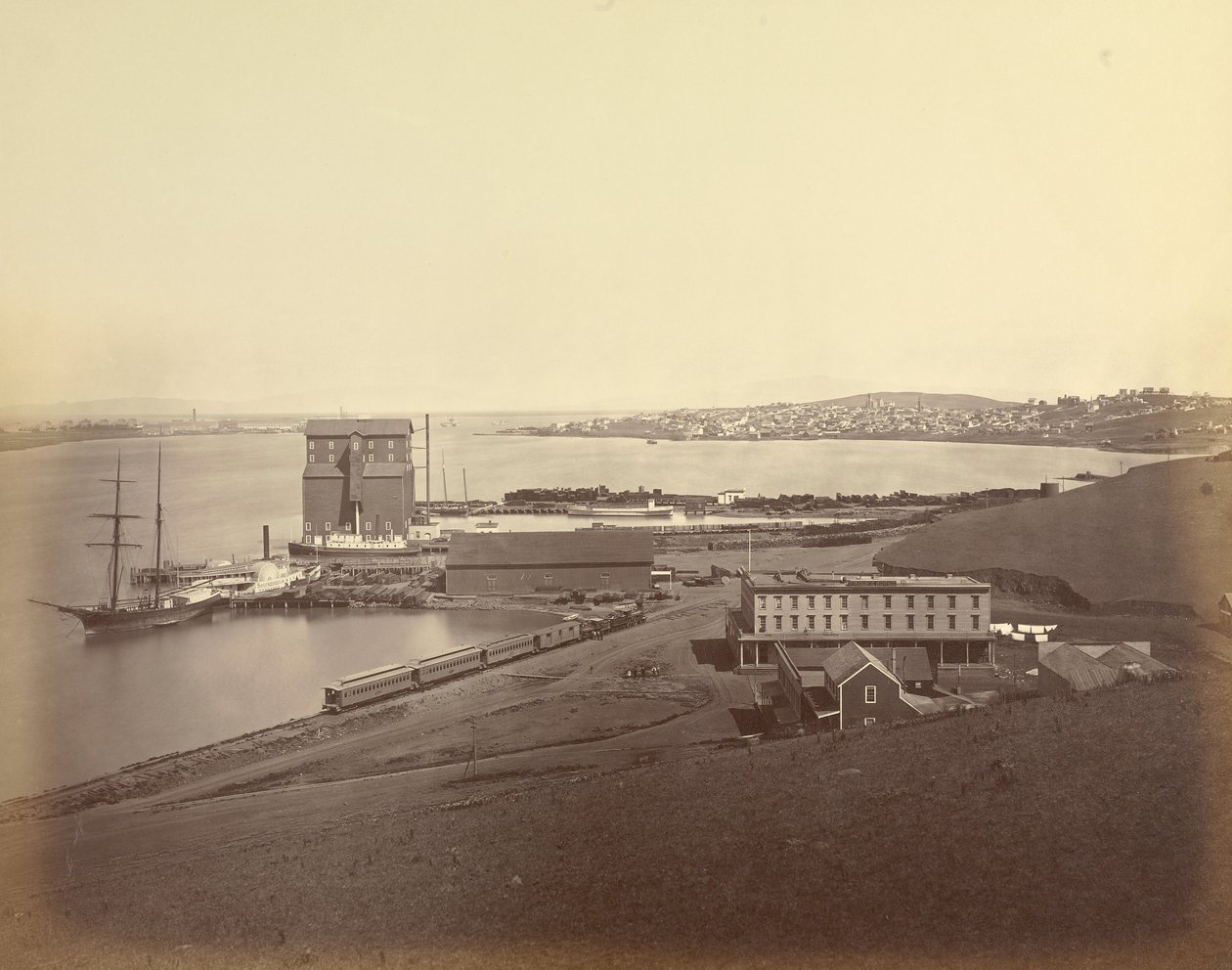 [La ciudad de Vallejo vista desde el sur de Vallejo] de Carleton Watkins