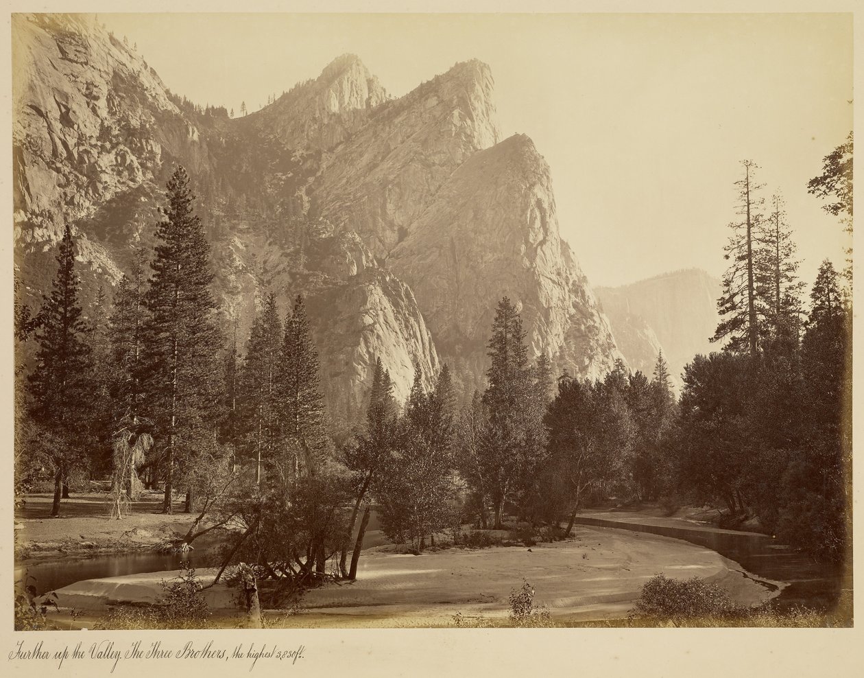 Más arriba en el valle. Los Tres Hermanos, el más alto, 3.830 pies. de Carleton Watkins