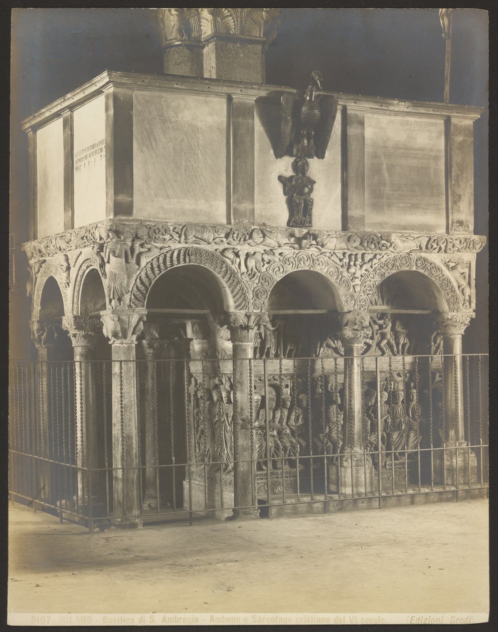 Milán - Basílica de S. Ambrogio - ambón y sarcófago cristianos del siglo VI de Carlo Brogi