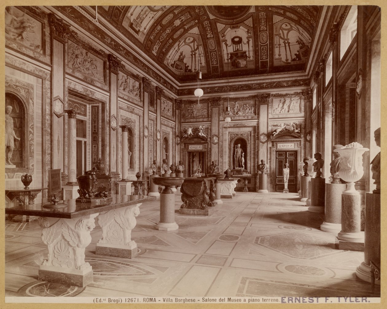 Roma - Villa Borghese - Sala del Museo en la planta baja de Carlo Brogi